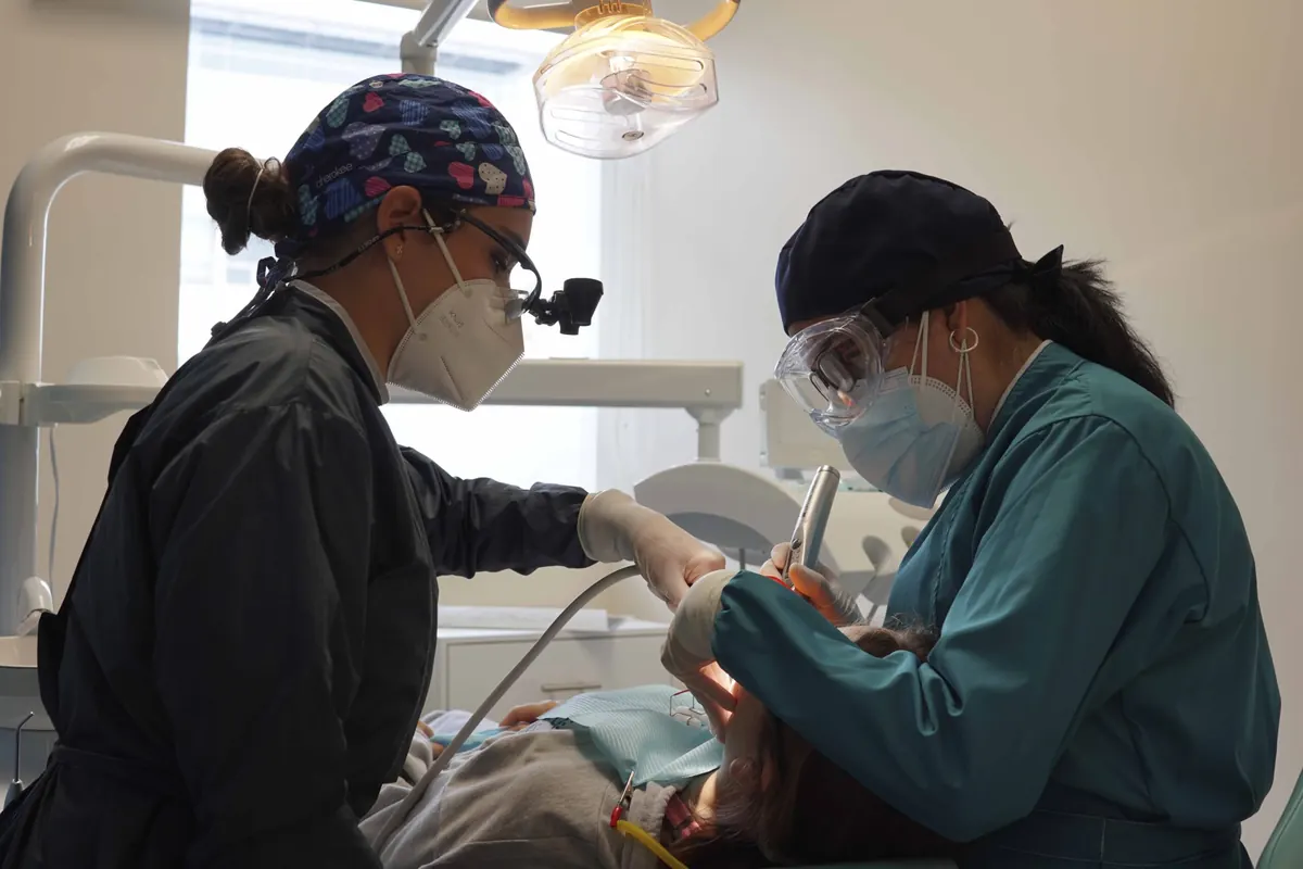 Cirugía de implantes Bicon en el consultorio